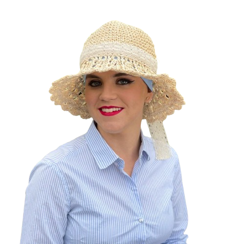 Femme portant un chapeau de la marque MM Paris